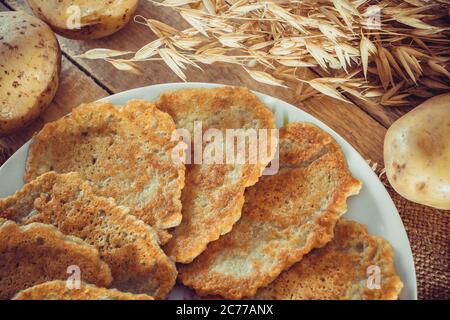 Plat national biélorusse - crêpes de pommes de terre 'draniki' en gros plan sur un fond de lin Banque D'Images