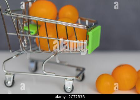 Chariot avec tomates cerises, gros plan, concept shopping. Banque D'Images