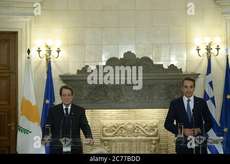 Athènes, Grèce. 14 juillet 2020. Nicos Anastasiades Président de la République de Chypre (à gauche) et le Premier Ministre grec Kyriakos Mitsotakis (à droite), au cours des déclarations. (Photo par Dimitrios Karvountzis/Pacific Press) crédit: Pacific Press Agency/Alay Live News Banque D'Images
