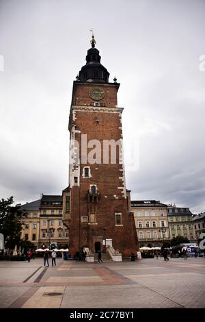 Visite de groupe de voyageurs polonais ou polonais et étrangers visitez la colonne de Sigismund et la tour de l'hôtel de ville de Ratusz sur la place de la vieille ville de Cracovie à Stare M. Banque D'Images