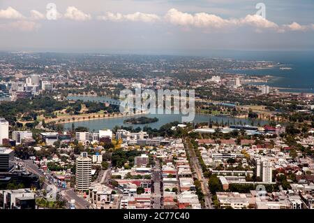 Vue aérienne depuis la Tour du Rialto, Melbourne, du lac Albert Park, lieu de la course automobile du Grand Prix de Formule 1. Banque D'Images