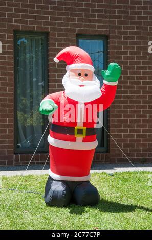 Noël dans les Antipodes : un Père Noël gonflable installé dans un jardin de banlieue, Melbourne Banque D'Images