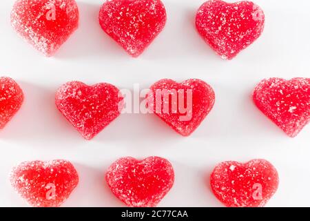 Motif marmelade sur fond blanc. Bonbons pour la Saint-Valentin. Placez votre texte. Banque D'Images