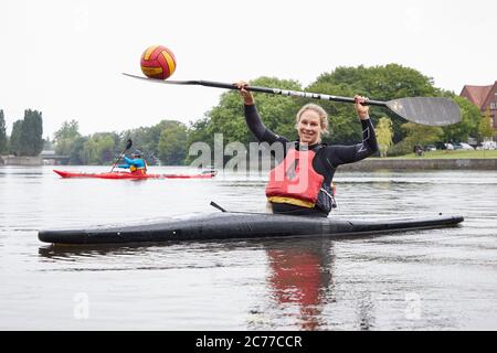 Hambourg, Allemagne. 14 juillet 2020. Caroline Sinsel, formatrice nationale, lors d'une séance photo en canoë sur l'Alster (à dpa: 'Canoe polo: Nouvelle entraîneure nationale Caroline Sinsel face aux problèmes') Credit: Georg Wendt/dpa/Alay Live News Banque D'Images