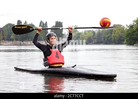 Hambourg, Allemagne. 14 juillet 2020. Caroline Sinsel, formatrice nationale, lors d'une séance photo en canoë sur l'Alster (à dpa: 'Canoe polo: Nouvelle entraîneure nationale Caroline Sinsel face aux problèmes') Credit: Georg Wendt/dpa/Alay Live News Banque D'Images