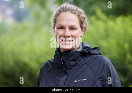 Hambourg, Allemagne. 14 juillet 2020. Caroline Sinsel, entraîneur national, se trouve sur le terrain du club de canoë d'Alster pendant une séance photo. (À dpa: 'Canoe polo: Nouvelle entraîneur nationale Caroline Sinsel affronte des problèmes") Credit: Georg Wendt/dpa/Alay Live News Banque D'Images