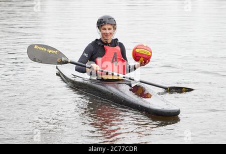 Hambourg, Allemagne. 14 juillet 2020. Caroline Sinsel, formatrice nationale, lors d'une séance photo en canoë sur l'Alster (à dpa: 'Canoe polo: Nouvelle entraîneure nationale Caroline Sinsel face aux problèmes') Credit: Georg Wendt/dpa/Alay Live News Banque D'Images