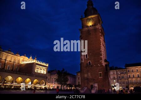 Visite de groupe de voyageurs polonais ou polonais et étrangers visitez la colonne de Sigismund et la tour de l'hôtel de ville de Ratusz sur la place de la vieille ville de Cracovie à Stare M. Banque D'Images