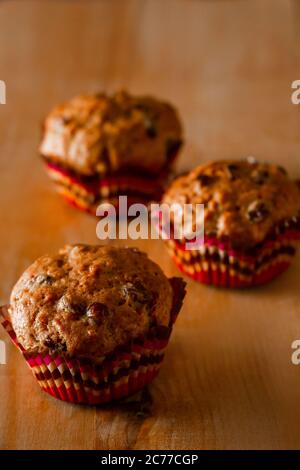 Des muffins appétissants sur une planche à découper en bois. Pâtisseries traditionnelles pour les vacances. Banque D'Images