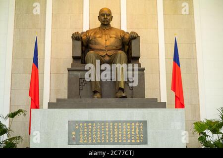 Près de la statue du Dr. Sun Yat-Sen au National Dr. Sun Yat-Sen Memorial Hall, Taipei, Taïwan Banque D'Images