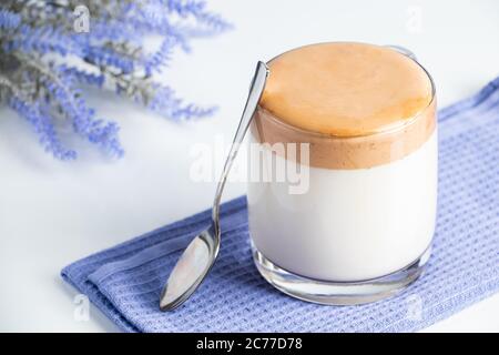 Café Dalgona sur fond clair. Boisson tendance à base de lait et de mousse fouettée. Banque D'Images