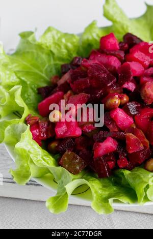 Salade végétarienne avec betteraves rouges sur fond blanc. Photo verticale Banque D'Images
