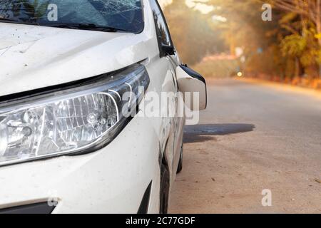 Accident de la route porte de voiture et rétroviseur cassé. Avant de voiture blanche endommagé et cassé par accident sur la route. Enregistrer avec le masque. Banque D'Images