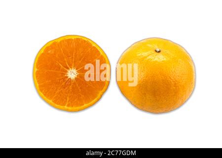 Vue de dessus oranges fraîches de nombril isolées sur fond blanc. Enregistrer avec le masque. Banque D'Images