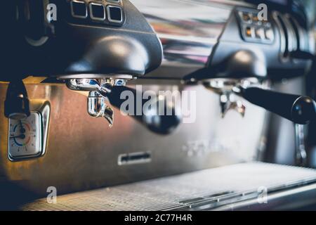 Gros plan de la machine à café dans le café. effet flou len. Style vintage Banque D'Images