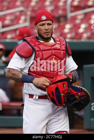 St. Louis, États-Unis. 14 juillet 2020. Le cacheur des Cardinals de Saint-Louis Yadier Molina marche vers la plaque d'accueil avant le début d'un match inter-équipes à Saint-Louis le mardi 14 juillet 2020. Photo de Bill Greenblatt/UPI crédit: UPI/Alay Live News Banque D'Images