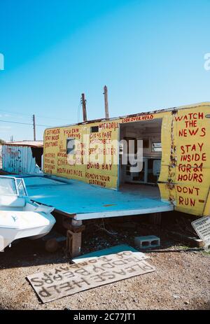 Mobil-home abandonné avec graffiti dans le désert Banque D'Images