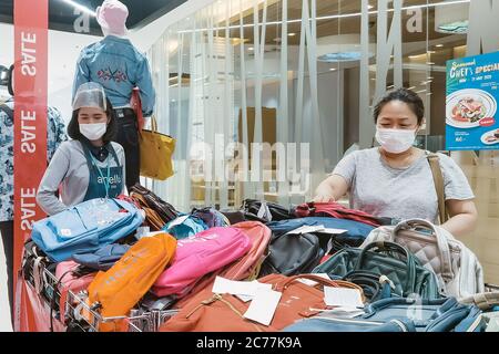 Kanchanaburi, Thaïlande - juin 21,2020 : les caissiers et les clients non identifiés portent des masques protecteurs pour protéger contre le coronavirus (Covid-2019) et les shoppi Banque D'Images