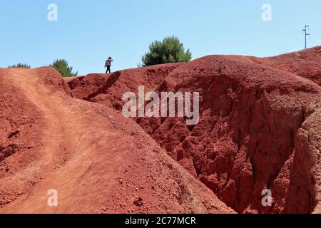 Otranto - Escursionista in cima al sentiero della cava di bauxite Banque D'Images