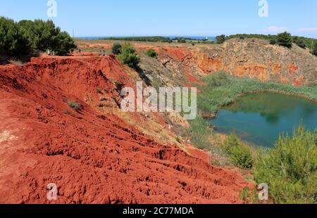 Otrante - Escursionisti sul bordo della cava di bauxite Banque D'Images