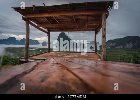 Le paysage de l'île de Sametnangshe est à travers la cabane en bois de la province de Phang-nga, en Thaïlande. Banque D'Images