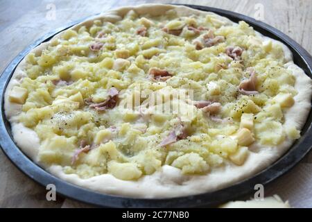 pizza faite à la maison avec une purée de pommes de terre et du jambon cuit Banque D'Images