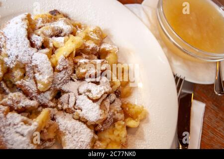 kaiserschmarrn avec sauce aux pommes et sucre en poudre Banque D'Images