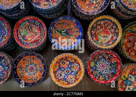 Plaques décoratives traditionnelles monténégrines peintes à la main avec un motif floral à vendre dans une boutique de souvenirs de la vieille ville de Kotor au Monténégro Banque D'Images