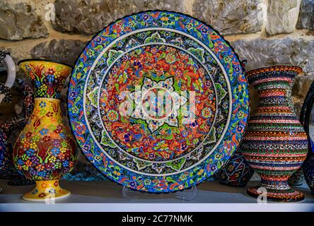 Plaques décoratives traditionnelles monténégrines peintes à la main avec un motif floral à vendre dans une boutique de souvenirs de la vieille ville de Kotor au Monténégro Banque D'Images