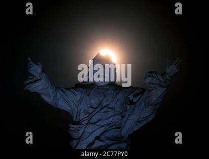 Pleine lune passant par une statue de Jésus à la Esperanza, Honduras Banque D'Images