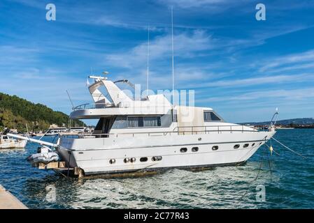 Katakolo, Grèce - 11 novembre 2019 : bateau à moteur ancré dans le port du Katakolo (Olimpia), Grèce. Banque D'Images