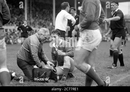 Llanelli RFC mêm Half Mike Griffiths reçoit un traitement pendant leur match avec eteh en tournée en Nouvelle-Zélande All Blacks au parc Stradey, Llanelli, pays de Galles, le 28 octobre 1989. Banque D'Images