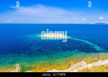 Côte Adriatique en Croatie, belle petite île du Mali Lagan dans la mer turquoise dans l'archipel de Dugi Otok, vue aérienne de depuis drone Banque D'Images