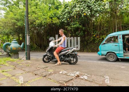 Touriste caucasien sur moto Banque D'Images