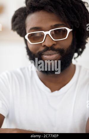 portrait d'un bel homme noir heureux avec casque sans fil Banque D'Images