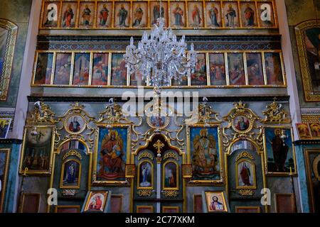 Fruska Gora / Serbie - 24 mars 2019 : iconostase dans la Mala Remeta, monastère orthodoxe serbe sur la montagne Fruska Gora dans la province de Vojvo Banque D'Images
