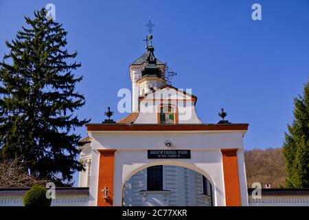 Fruska Gora / Serbie - 24 mars 2019 : Monastère Vrdnik-Ravanica, monastère orthodoxe serbe sur la montagne Fruska Gora dans la province de Voïvodine Banque D'Images