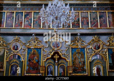 Fruska Gora / Serbie - 24 mars 2019 : iconostase dans la Mala Remeta, monastère orthodoxe serbe sur la montagne Fruska Gora dans la province de Vojvo Banque D'Images