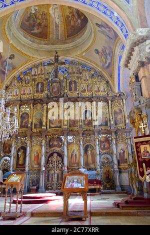 Fruska Gora / Serbie - 24 mars 2019 : iconostase dans le monastère de Vrdnik-Ravanica, monastère orthodoxe serbe sur la montagne de Fruska Gora Banque D'Images