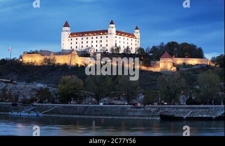 Slovaquie capitale Bratislava, château à nigth Banque D'Images