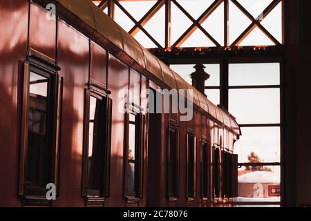 Coque de wagon rouge vintage avec fenêtres, photo de fond de train ancien avec mise au point sélective Banque D'Images