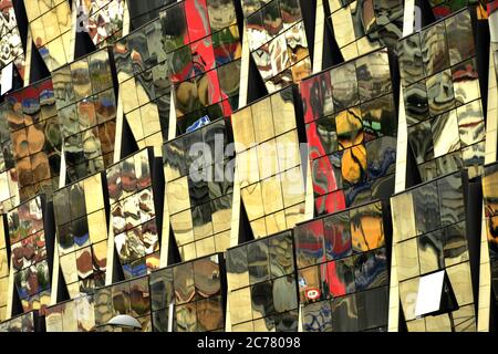 Les panneaux de surface dorés du musée Guggenheim de Bilbao, en Espagne Banque D'Images