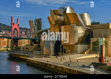 Les panneaux de surface dorés du musée Guggenheim de Bilbao, en Espagne Banque D'Images