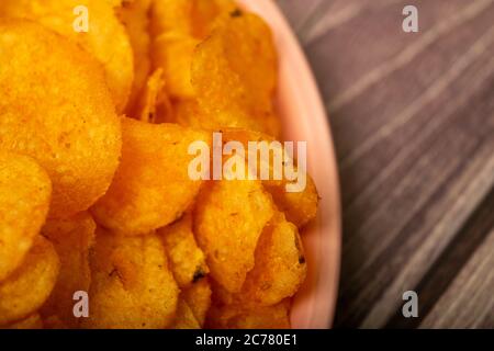 Chips de pommes de terre sur un plateau rond. Gros plan Banque D'Images