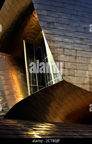 Les panneaux de surface dorés du musée Guggenheim de Bilbao, en Espagne Banque D'Images