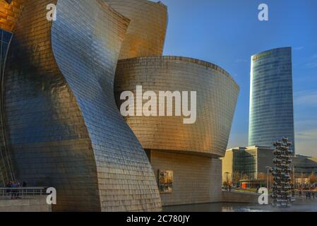 Les panneaux de surface dorés du musée Guggenheim de Bilbao, en Espagne Banque D'Images