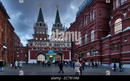 Moscou, Russie. Septembre, la porte de la Résurrection à la place Manezhnaya relie au Kremlin, à la place Rouge, au jardin Alexandre beaucoup d'autres sites touristiques de Moscou. Banque D'Images