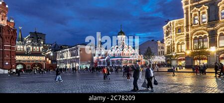 Vue sur la cathédrale de Kazan dans la nuit et la rue illuminée de Saint Nicolas, sur la place Rouge, Moscou, le monument classique le plus reconnaissable de la Russie et site classé au patrimoine mondial de l'UNESCO. Banque D'Images