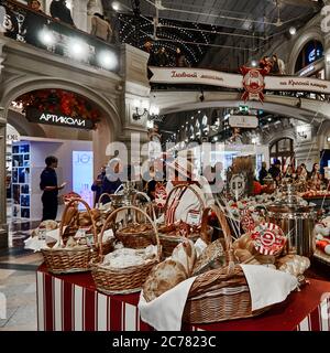 Magnifique intérieur de la galerie marchande de la célèbre gum (Glavnyi Universalnyi Magazin), le département de boulangerie dans la nuit, ZONE DE LA PLACE ROUGE, MOSCOU Banque D'Images