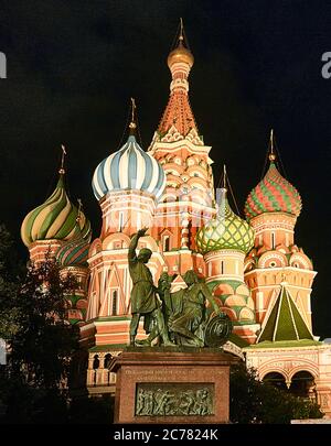 oscow, Russie, le Monument à Minin et Pozharsky est une statue de bronze située en face de la cathédrale Saint-Basile. La statue commémore le prince Dmitry Pozharsky et le prince Kuzma Minin, qui ont rassemblé une armée de volontaires entièrement russe et expulsé de Moscou les forces du Commonwealth polonais-lituanien sous le commandement du roi Sigismund III de Pologne, mettant ainsi fin au temps des troubles en 1612. Banque D'Images